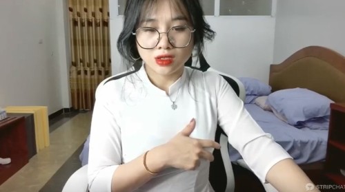 Gái xinh livestream show hàng hot nhất năm nay 